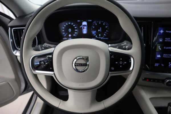 Esittelykuva VOLVO V60 CROSS COUNTRY bensiiniautosta.