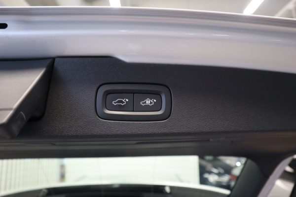 Esittelykuva VOLVO V60 CROSS COUNTRY bensiiniautosta.