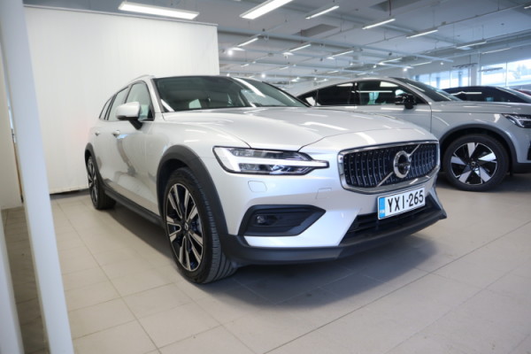 Esittelykuva VOLVO V60 CROSS COUNTRY bensiiniautosta.