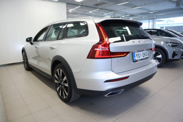 Esittelykuva VOLVO V60 CROSS COUNTRY bensiiniautosta.