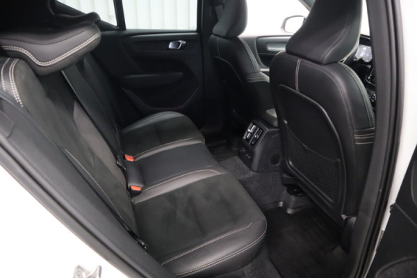 Esittelykuva VOLVO XC40 lataushybridiautosta.