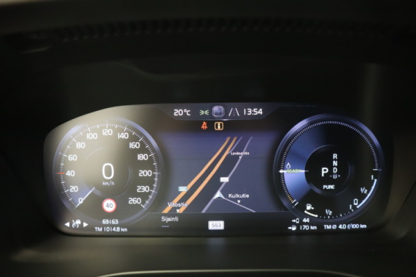 Esittelykuva VOLVO XC40 lataushybridiautosta.