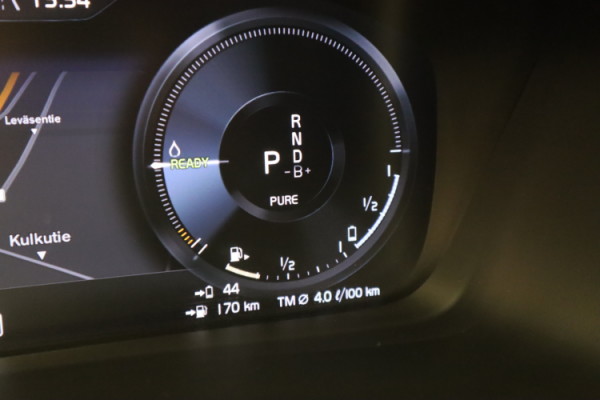Esittelykuva VOLVO XC40 lataushybridiautosta.