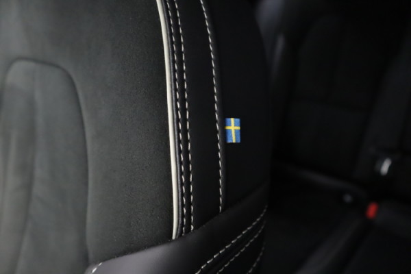 Esittelykuva VOLVO XC40 lataushybridiautosta.