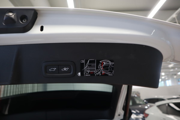Esittelykuva VOLVO XC40 lataushybridiautosta.
