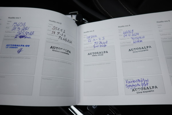 Esittelykuva VOLVO XC40 lataushybridiautosta.