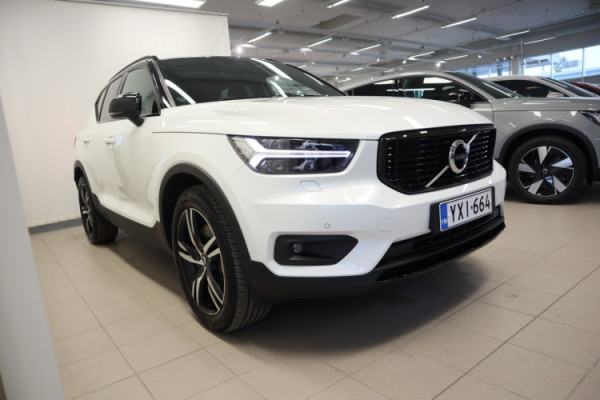 Esittelykuva VOLVO XC40 lataushybridiautosta.