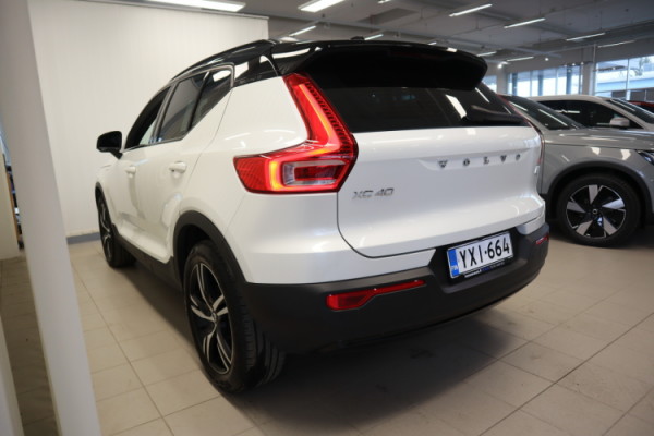 Esittelykuva VOLVO XC40 lataushybridiautosta.