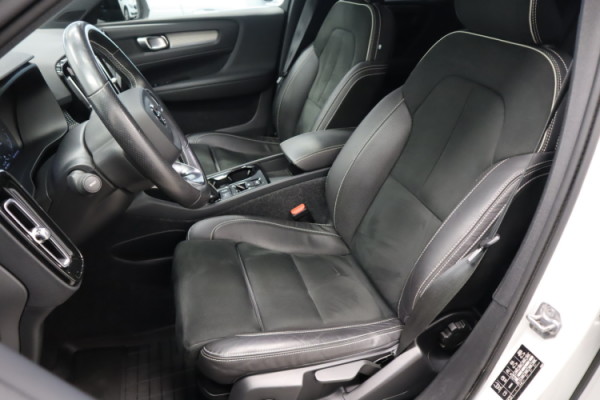 Esittelykuva VOLVO XC40 lataushybridiautosta.