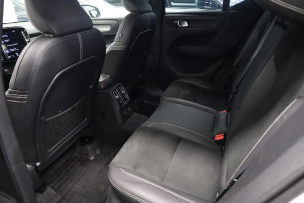 Esittelykuva VOLVO XC40 lataushybridiautosta.