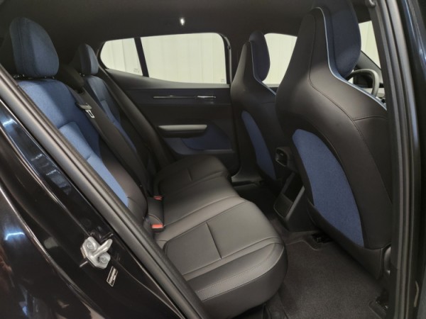 Esittelykuva VOLVO EX30 täyssähköautosta.