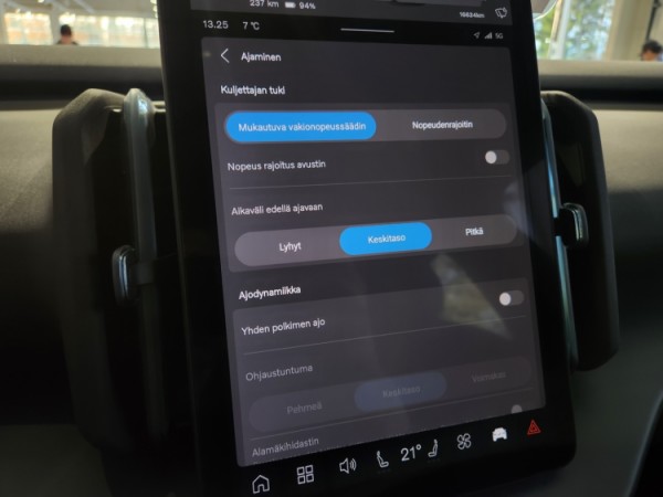 Esittelykuva VOLVO EX30 täyssähköautosta.