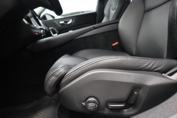 Esittelykuva VOLVO S60 lataushybridiautosta.