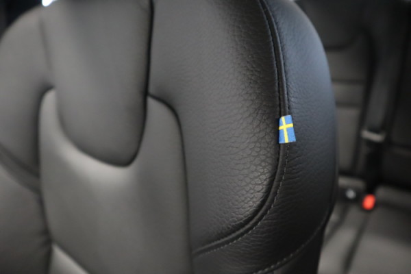Esittelykuva VOLVO S60 lataushybridiautosta.