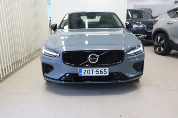 Esittelykuva VOLVO S60 lataushybridiautosta.