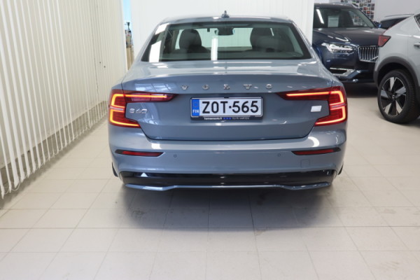 Esittelykuva VOLVO S60 lataushybridiautosta.