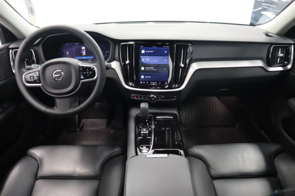 Esittelykuva VOLVO S60 lataushybridiautosta.
