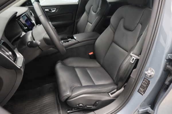 Esittelykuva VOLVO S60 lataushybridiautosta.