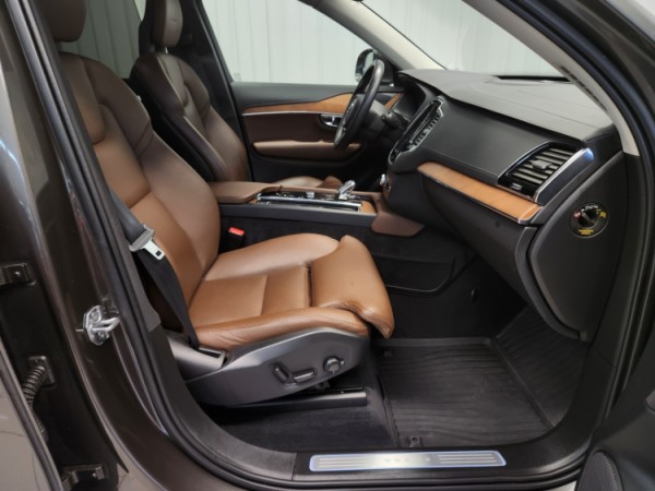 Esittelykuva VOLVO XC90 lataushybridiautosta.