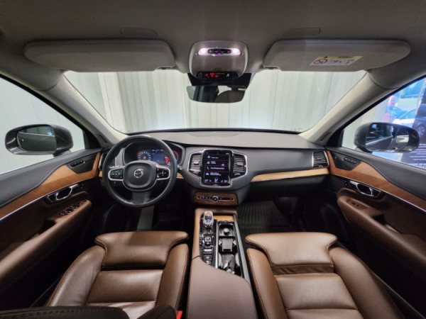 Esittelykuva VOLVO XC90 lataushybridiautosta.