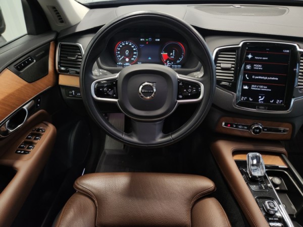 Esittelykuva VOLVO XC90 lataushybridiautosta.