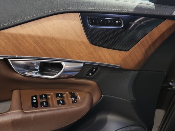 Esittelykuva VOLVO XC90 lataushybridiautosta.