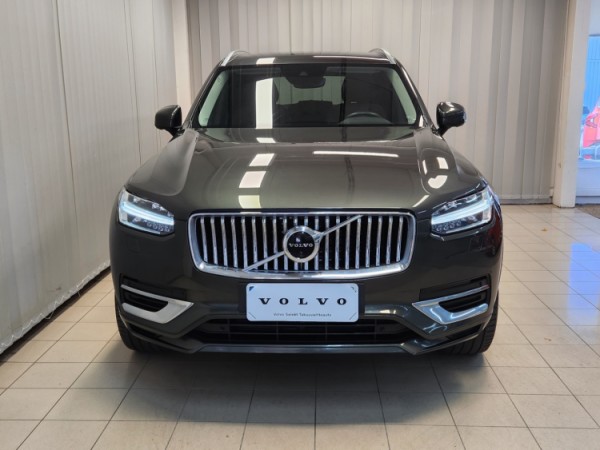 Esittelykuva VOLVO XC90 lataushybridiautosta.