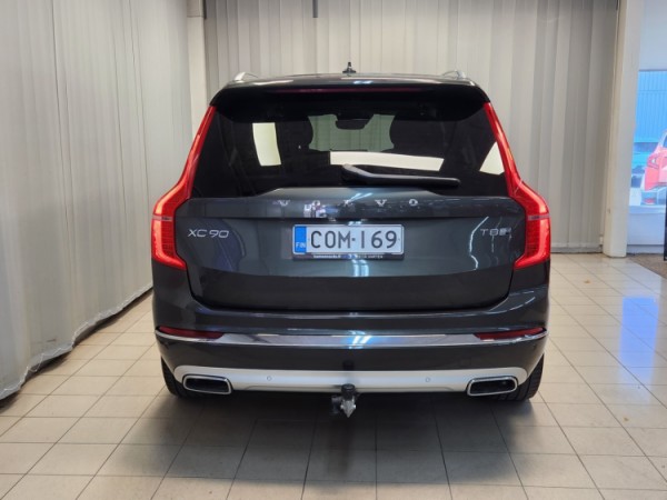 Esittelykuva VOLVO XC90 lataushybridiautosta.