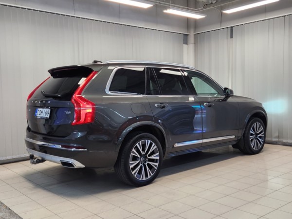 Esittelykuva VOLVO XC90 lataushybridiautosta.