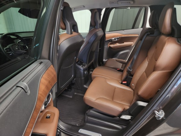 Esittelykuva VOLVO XC90 lataushybridiautosta.