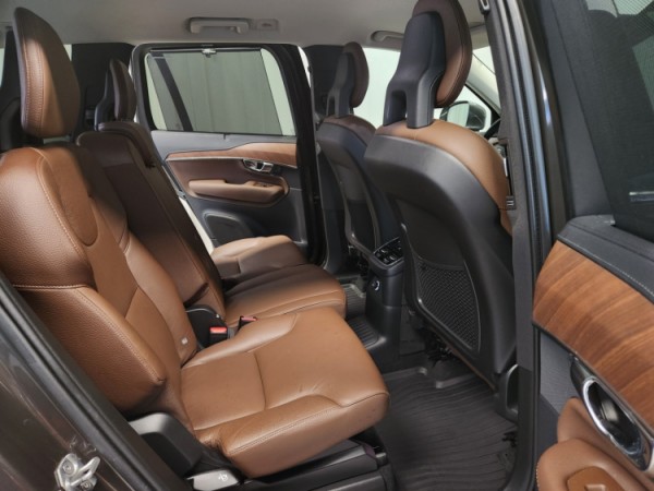 Esittelykuva VOLVO XC90 lataushybridiautosta.