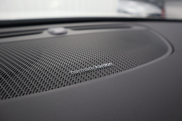 Esittelykuva VOLVO V90 lataushybridiautosta.