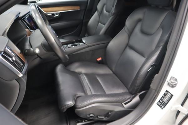Esittelykuva VOLVO V90 lataushybridiautosta.