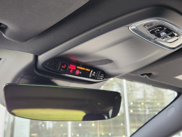 Esittelykuva VOLVO V60 lataushybridiautosta.