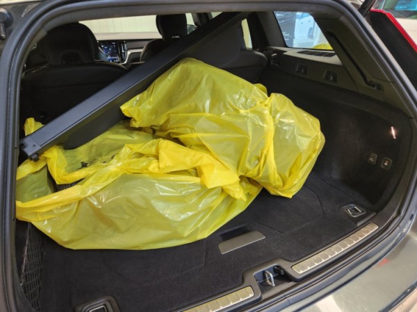 Esittelykuva VOLVO V60 lataushybridiautosta.