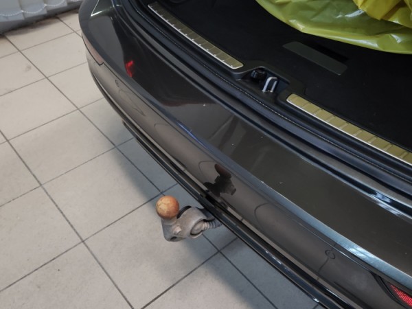 Esittelykuva VOLVO V60 lataushybridiautosta.
