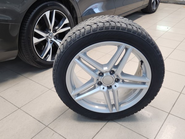Esittelykuva VOLVO V60 lataushybridiautosta.