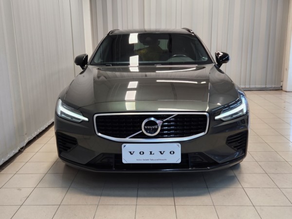 Esittelykuva VOLVO V60 lataushybridiautosta.