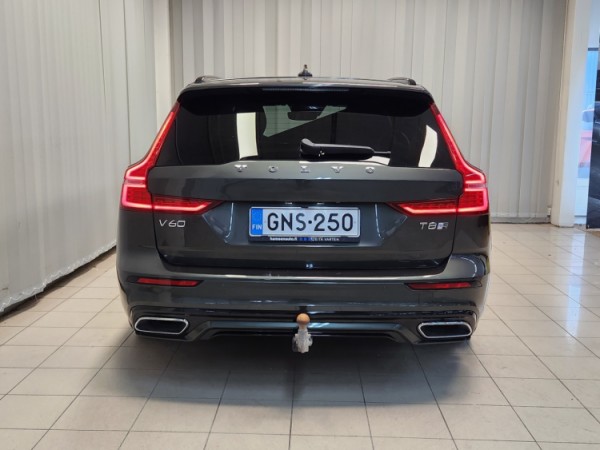 Esittelykuva VOLVO V60 lataushybridiautosta.