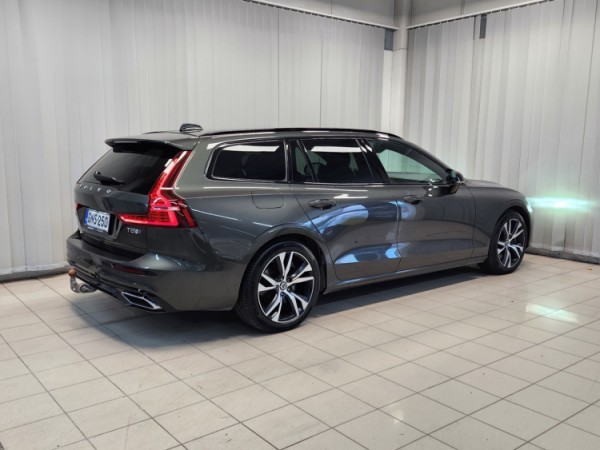 Esittelykuva VOLVO V60 lataushybridiautosta.