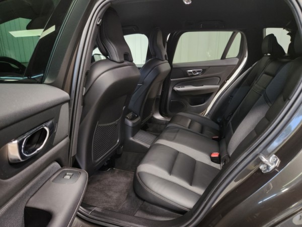 Esittelykuva VOLVO V60 lataushybridiautosta.