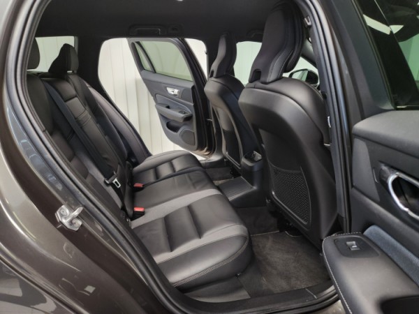 Esittelykuva VOLVO V60 lataushybridiautosta.