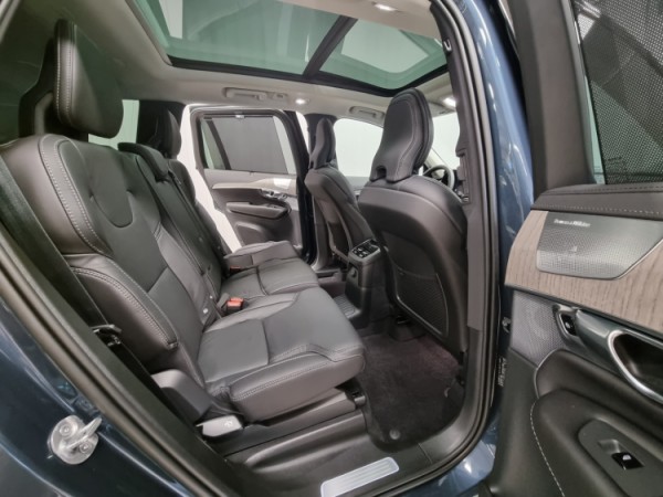Esittelykuva VOLVO XC90 lataushybridiautosta.