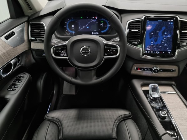 Esittelykuva VOLVO XC90 lataushybridiautosta.