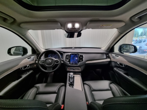 Esittelykuva VOLVO XC90 lataushybridiautosta.