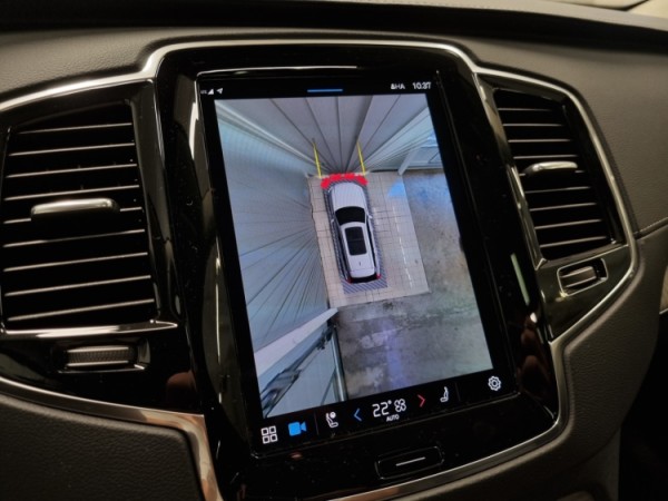 Esittelykuva VOLVO XC90 lataushybridiautosta.