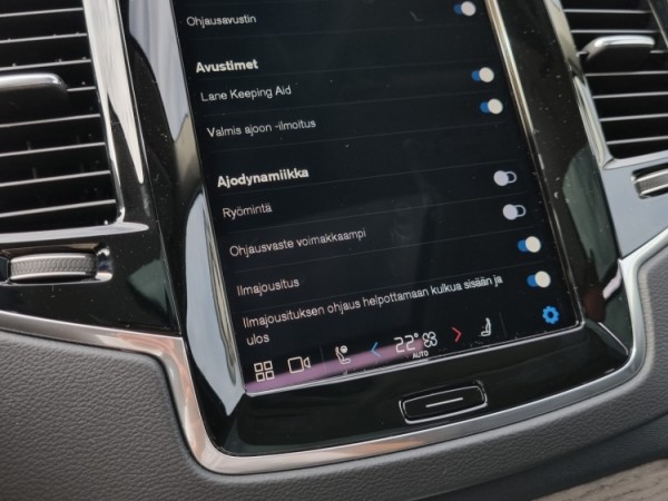 Esittelykuva VOLVO XC90 lataushybridiautosta.