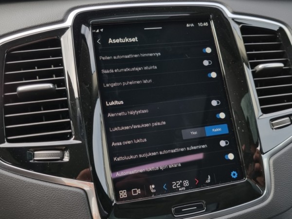 Esittelykuva VOLVO XC90 lataushybridiautosta.