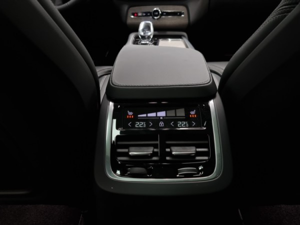 Esittelykuva VOLVO XC90 lataushybridiautosta.