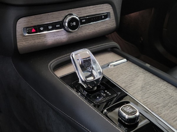 Esittelykuva VOLVO XC90 lataushybridiautosta.